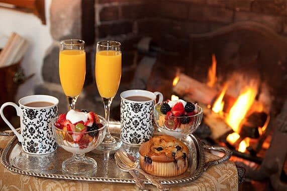 Library Room with fireplace and breakfast