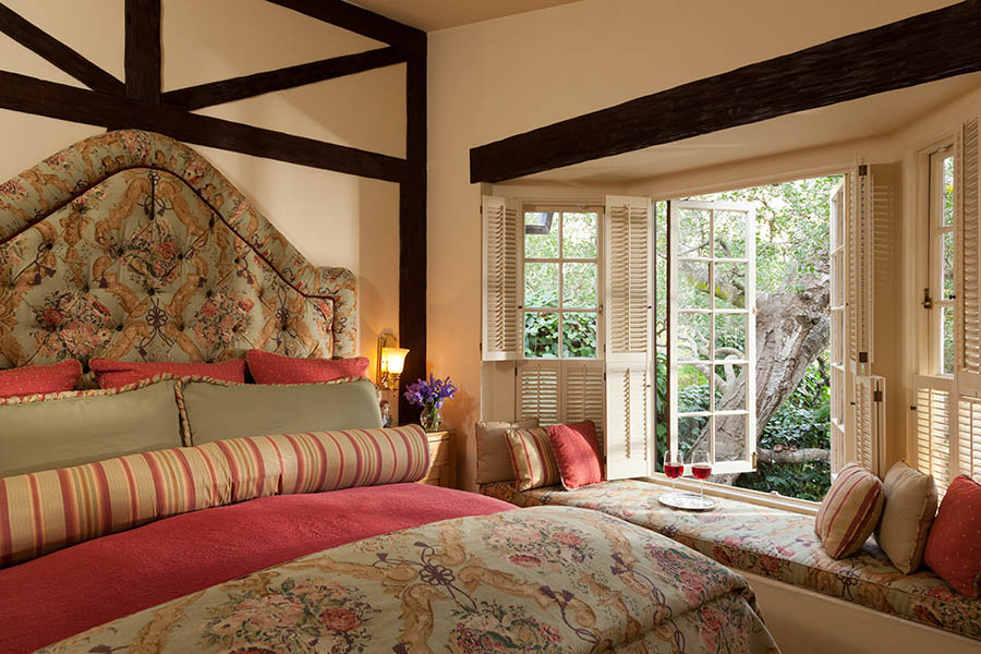 garden cottage with bed and windows into the garden