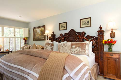 stoneleigh monterey bed and breakfast guestroom with bed and couch